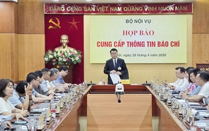 SẮP XẾP BỘ MÁY: Bố trí công chức, viên chức theo vị trí việc làm; cải cách chính sách tiền lương khu vực công