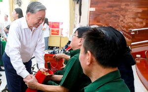 TẶNG QUÀ CHO NGƯỜI CÓ CÔNG NHÂN DỊP KỶ NIỆM 79 NĂM NGÀY THƯƠNG BINH - LIỆT SĨ