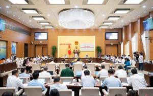 Đề nghị sớm hiện thực hóa chính sách tiền lương nhà giáo; giải quyết triệt để tình trạng thừa, thiếu giáo viên...
