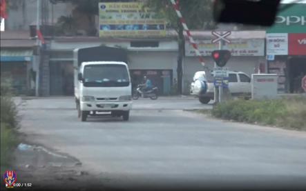 Từ 15/5, tăng mức phạt người điều khiển xe ô tô, mô tô vượt đường ngang qua đường sắt khi chắn đang dịch chuyển; đèn đỏ đã bật sáng