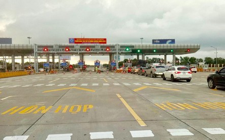 Lùi xe tại trạm thu phí trên cao tốc để xử lý sự cố có bị phạt nguội?