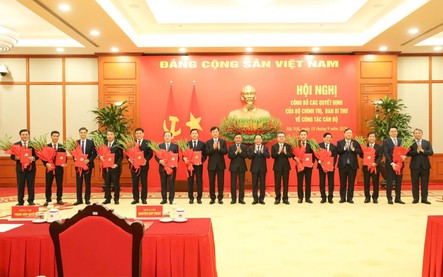 CÔNG BỐ CÁC QUYẾT ĐỊNH CỦA BỘ CHÍNH TRỊ, BAN BÍ THƯ VỀ CÔNG TÁC CÁN BỘ