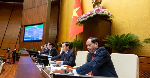 Quốc hội quyết nghị tiền lương, phụ cấp, chế độ đãi ngộ nhân viên y tế; tăng mức đóng bảo hiểm y tế