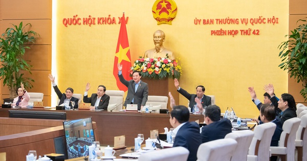 Thông qua 2 Nghị quyết về bậc, nâng bậc Thẩm phán và chế độ tiền lương của Thẩm phán